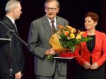 Pan Eugeniusz Raabe z nagrodą za całokształt działalności w dziedzinie twórczości artystycznej.